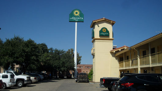 La Quinta In, unser Hotel/Motel, das Auto parkt im Schatten vor der Tür.