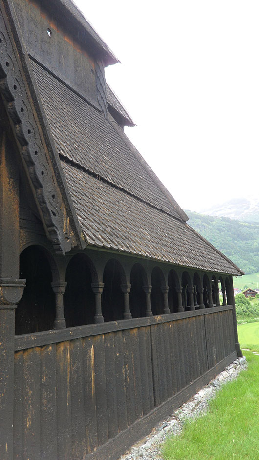 es richt nach Holzkohle, bzw Teer, denn die Kirchen werden heute, wie damals, mit Teer bestrichen.