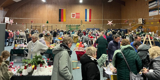 gut besuchter Weihnachtsmarkt in Hennstedt