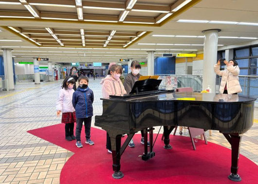 和田なおみピアノ教室 課外授業 ストリートピアノ 講師と生徒の画像