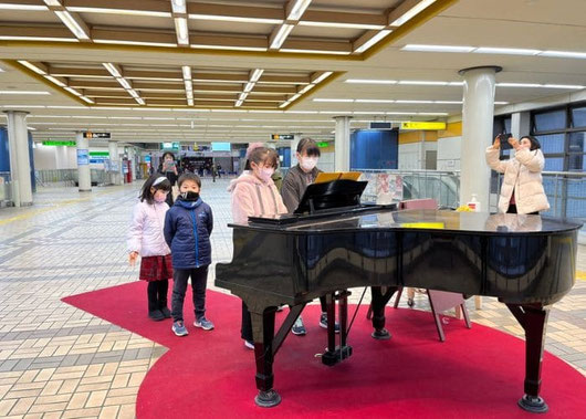 課外授業 ストリートピアノ 講師と生徒の画像