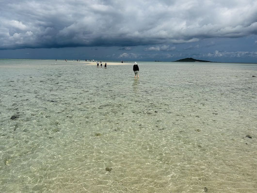 幻の浜の浅瀬を歩き始める(inner-wish撮影)