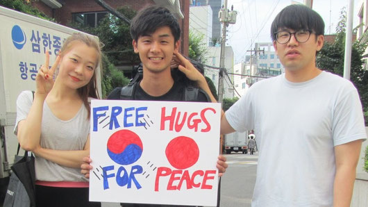 Free hugs for peace between Korea and Japan
