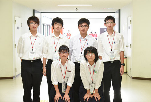 岐阜高校は、物理部門の発表にも参加しました。  前列左から、都竹優花さん（1年/物理）、神戸朱琉さん（3年/生物） 　後列左から、前田晃太郎くん（3年/生物）、久冨匡皓くん（3年/生物）、北村拓斗くん（2年/物理）、岡田翔吾くん（2年/生物）