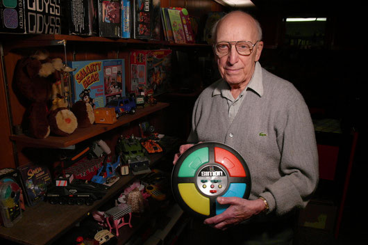 Ralph Baer, con su mítico juguete electrónico SIMON