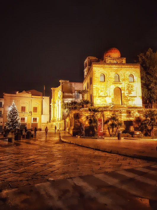 Piazza Bellini si veste di Natale ©Ljus av Balarm