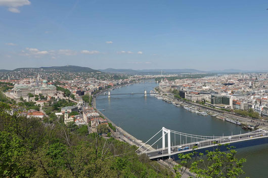 Block auf das Schloss (links), die Margareteninsel (Mitte hinten) sowie das Parlamentsgebäude (rechts) von der Citadelle aus.