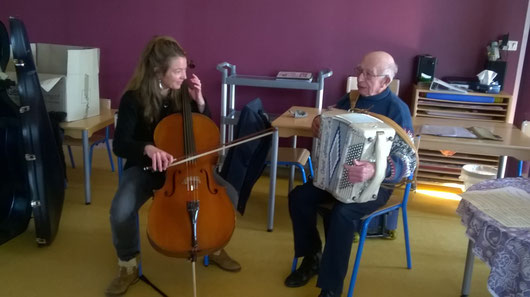 Duo improvisé avec Raymond Michaud, 92 ans sous les yeux ébahis de bambins de 2 ans...de grands moments partagés