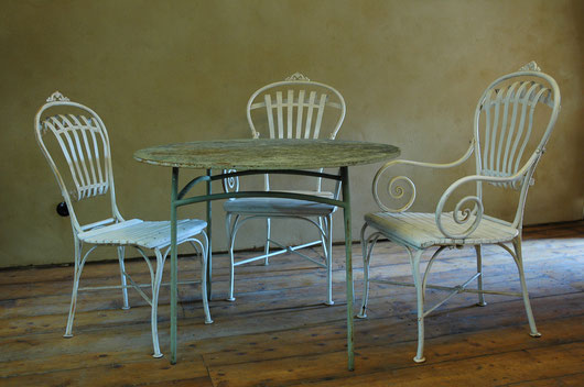 Drei Stühle Tisch Stahl weiss lackiert historsich Gartenmöbel