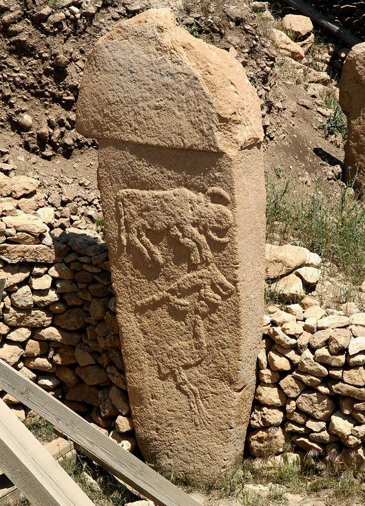 世界遺産「ギョベクリ・テペ」、エンクロージャーＡの丁字形石柱と動物のレリーフ