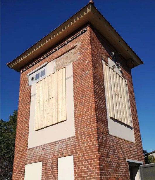 Umbau altes Trafohaus für Fledermäuse, Mauersegler, Falken und Eulen