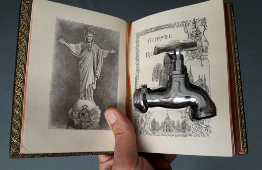 Oeuvre d'art de Laurent Valera sur le manque d'eau en Afrique du Sud. Robinet caché dans une bible.