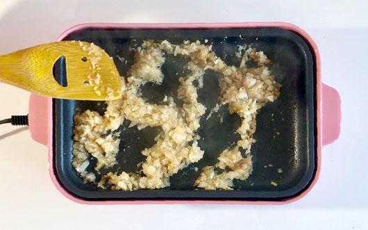 豚白モツと切干大根の煮物 レシピ ②豚白モツを炒めます。色が変わったら切干大根、ニンジンを加えて炒めます。