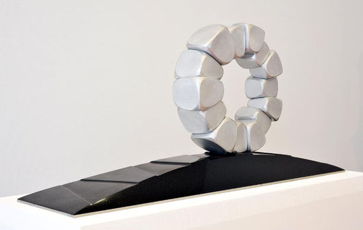 Circle - 時の旅人 ＜Circle - No.31＞ ／  2001  ／  aluminium 、granite(御影石)  ／  H.45x85x22 cm