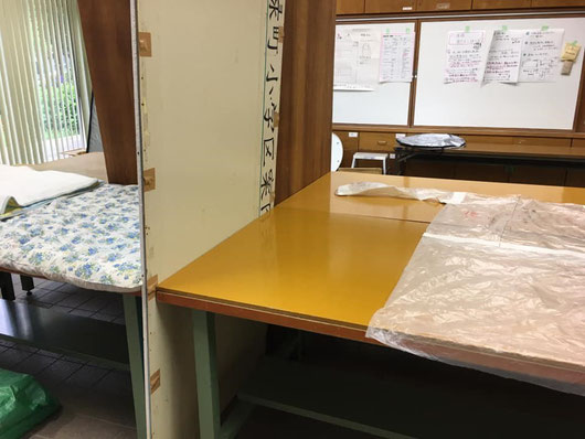 防護服も作ってみたと。  電源がなくて携帯が見られなくてもすぐ対応できるように紙に書き出し、実物を一つ救護所用のマニュアルボックスに入れておくそうです。
