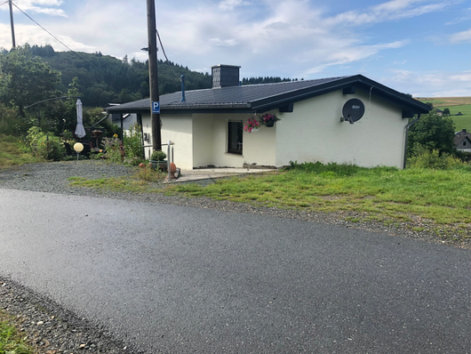 - hier vor der Haus Nr. 2 (das Haus ist vor unserem Haus) sind 4 Besucher Parkplätze - Nun müssen Sie nur noch ein paar Meter weiter die Straße entlang laufen und sind schon bei uns - 