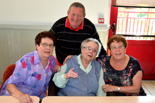 Louise notre centenaire avec Annick à gauche, Anne Marie à droite et Claude au centre