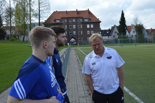 Augen zu und durch - Mike Wahsner mit zwei seiner verletzten Torjäger am Spielfeldrand