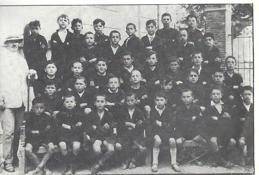 MIO NONNO PATERNO CON UNA DELLE SUE CLASSI DI SCUOLA ELEMENTARE - foto dei primi del novecento..
