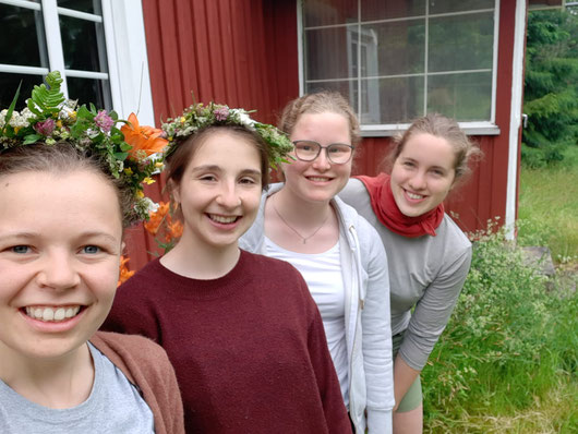Die letzten Stunden von Midsommar genießen! - Pauline, Madeleine, Friederike und Ricarda (v.L.)