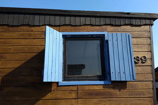 Fensterrahmen streichen, blaue Fensterrahmen, Tiny House