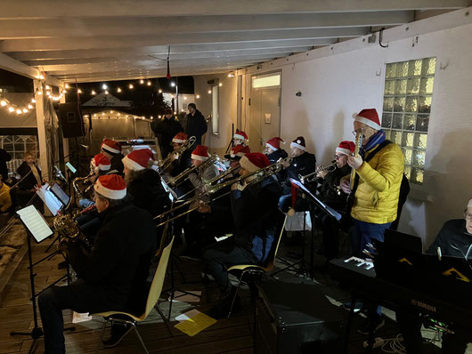 Das Modern Lounge Orchestra beim Christkindlmarkt der Heartliner (Bildrechte: MBO)