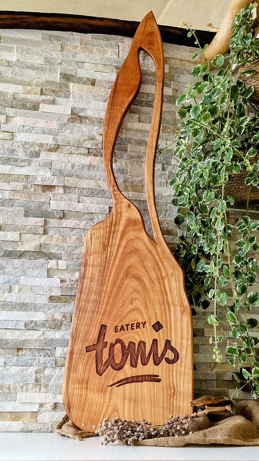 Anrichtebrett aus Kischbaum mit Logo Eyecatcher Unikat