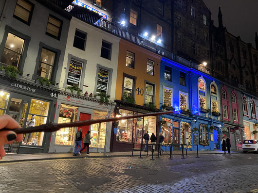 Victoria Street di notte, con bacchetta di Harry Potter in primo piano