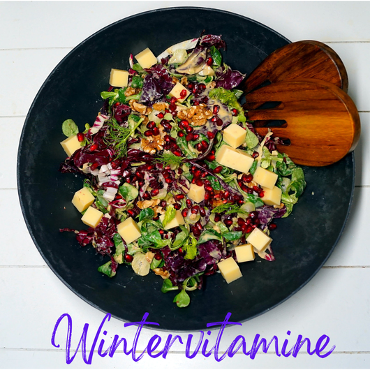 Wintersalat mit Fenchel, Radicchio, Walnüssen, Granatapfel und Käse