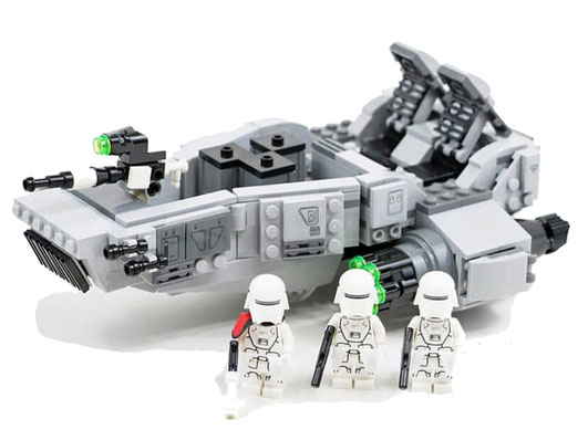 Im Paket Lego 75100 sind 444 Einzelteile, 2 Figuren (First Order Snowtroopers) und einer Figur (First Order Snowtrooper Officier) enthalten.