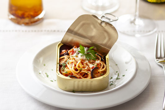 料理写真　缶詰めに詰めたパスタ
