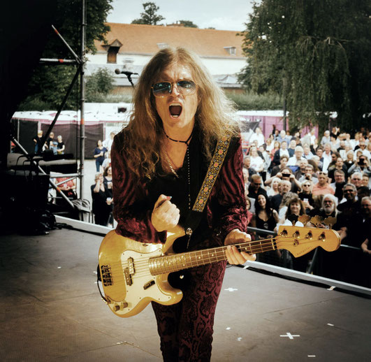Sänger und Bassist Glenn Hughes steuert Mitte September im Rahmen seiner Clubtour unter anderem auch Lindau und Augsburg an. Legendär ist seine Zeit bei Deep Purple und Black Sabbath. Foto: Oliver Halfin