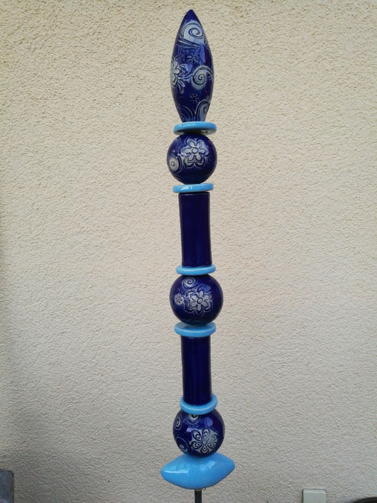 Stele hellblau dunkelblau Muster Kugeln Röhren Kundenauftrag