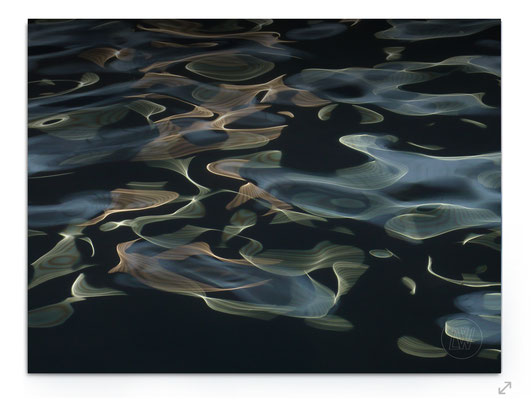 "H2O #2", Abstrakte Wasserfotografie mit surreal wirkenden Reflexionen.