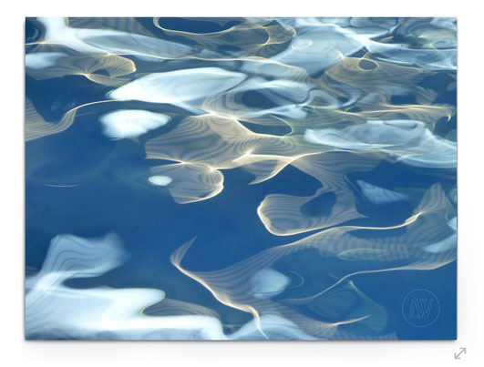 "H2O #27" - Abstrakte Wasserfotografie mit surreal wirkenden Reflexionen.