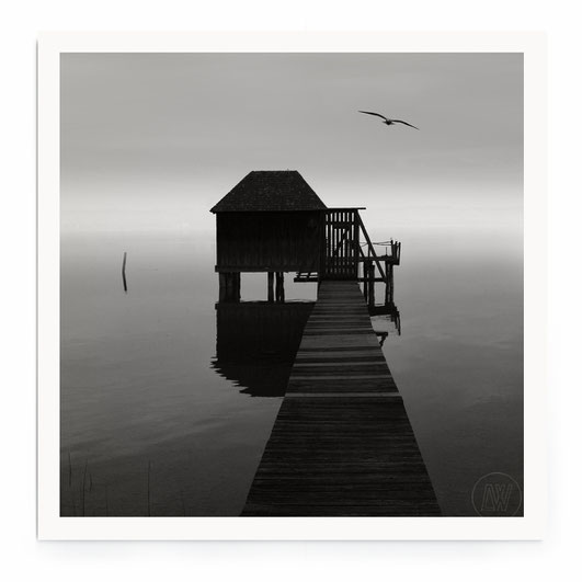 "Deep Fog On Lake" Art Print. Minimalistische Winterlandschaft am See mit einem Baum in schwarz-weiß.