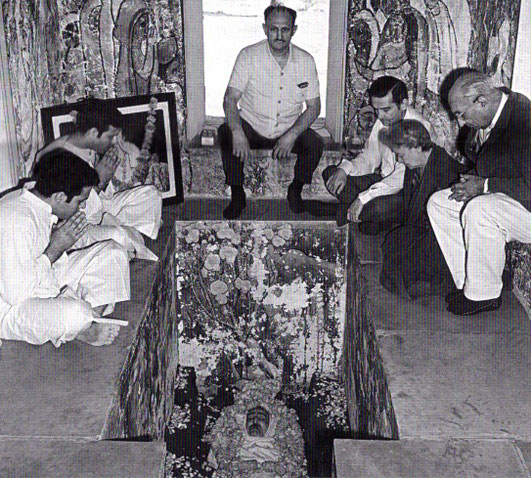 Start of February 1969. Delia (  right ) inside Meher Baba's crypt.