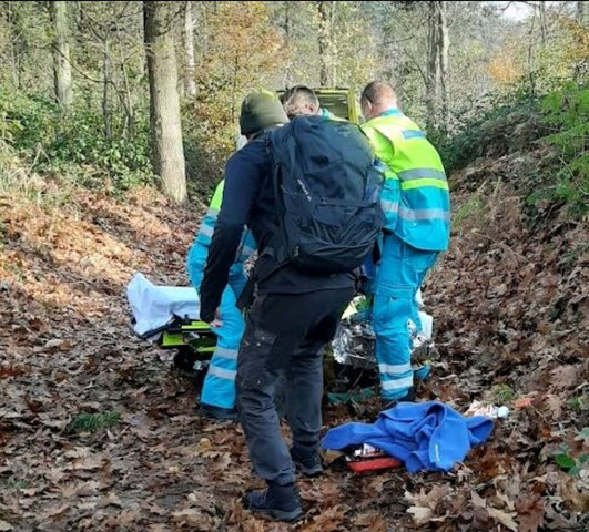 Eerste hulp bieden ehbo tijdens het wandelen calamiteit