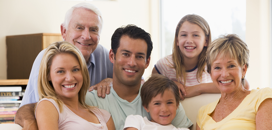 Familie im neuen Eigenheim