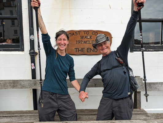 Ende des Wanderung auf dem Coast to Coast Trail in England, Robin Hood's Bay, Sarah und Rand sind den Coast to Coast Trail durch England gewandert, Abschlussbild