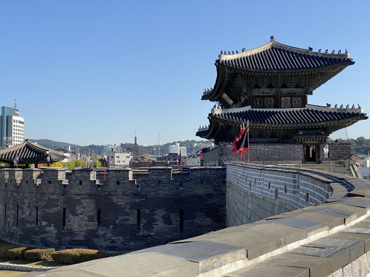 vista sulla cinta muraria della città di Suwon, in Corea del Sud