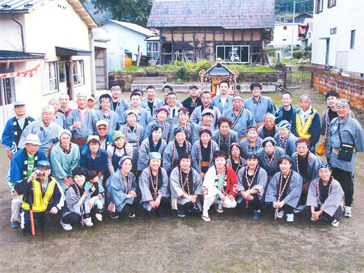 猿沢地区振興会が主催する猿沢秋祭りに参加した際の集合写真(令和元年10月)。