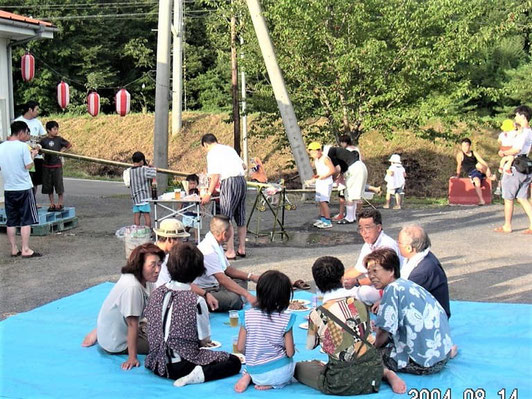 一関市花泉　中通集落公民館　平成16年に集落公民館敷地で開催した「カラオケビアガーデン」でのひとコマ
