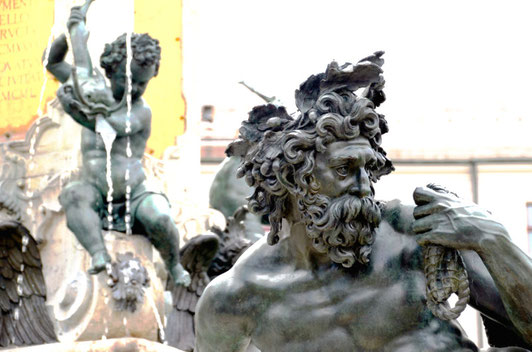Kunstvolle Flussgott-Statue am historischen Augustusbrunnen in Augsburg. Die Stadtwege-Wassertour führt Touristen und Einheimische zu diesem Meisterwerk der Renaissance und lüftet die spannenden Geschichten hinter der Wasserwirtschaft der Stadt.