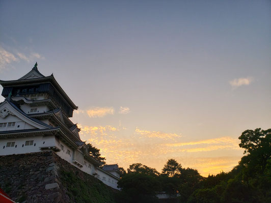 娘とみた小倉城と夕空
