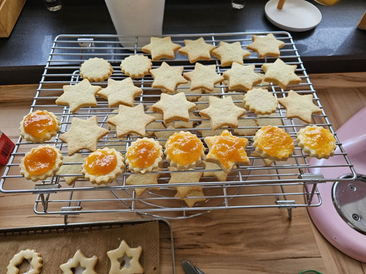 Hildabrötchen fertig gebacken teilweise schon befüllt mit Marmelade