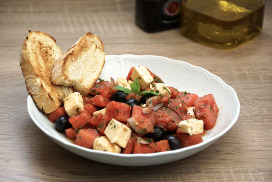 Wassermelonen-Salat mit Feta und schwarzen Oliven