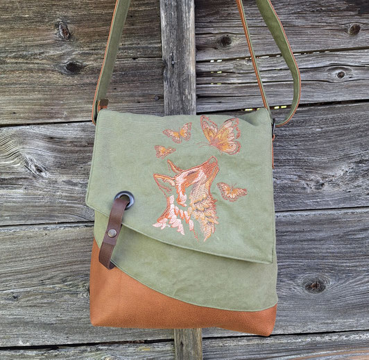 besace femme avec rabat asymétrique, broderie renard, toile de coton kaki, faux cuir fauve, style bohème, sac unique pratique