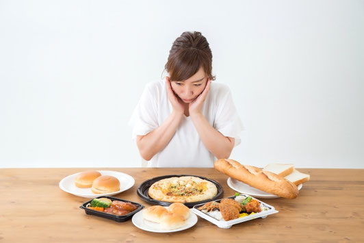 オリーブオイル小さじ1杯は約40〜45kcal。 これを毎食前に摂ると、1日で約120〜135kcalにもなります。   これは一般女性の1日の摂取カロリーの約7〜8％にあたります🙋‍♀️   しかも、現代の食事はパン、揚げ物、加工食品、外食などで、ただでさえ脂質が多くなりやすいです💦   そこにさらに油を足してしまうと、血糖値は緩やかになっても、総摂取カロリーや脂質量が増え、結果的に体脂肪が増えやすくなる原因にもなります😨  