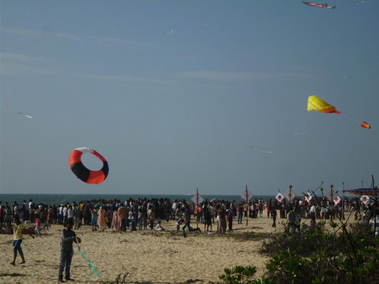 Zum Kite-Festival gehen die Leute dann doch zum Strand